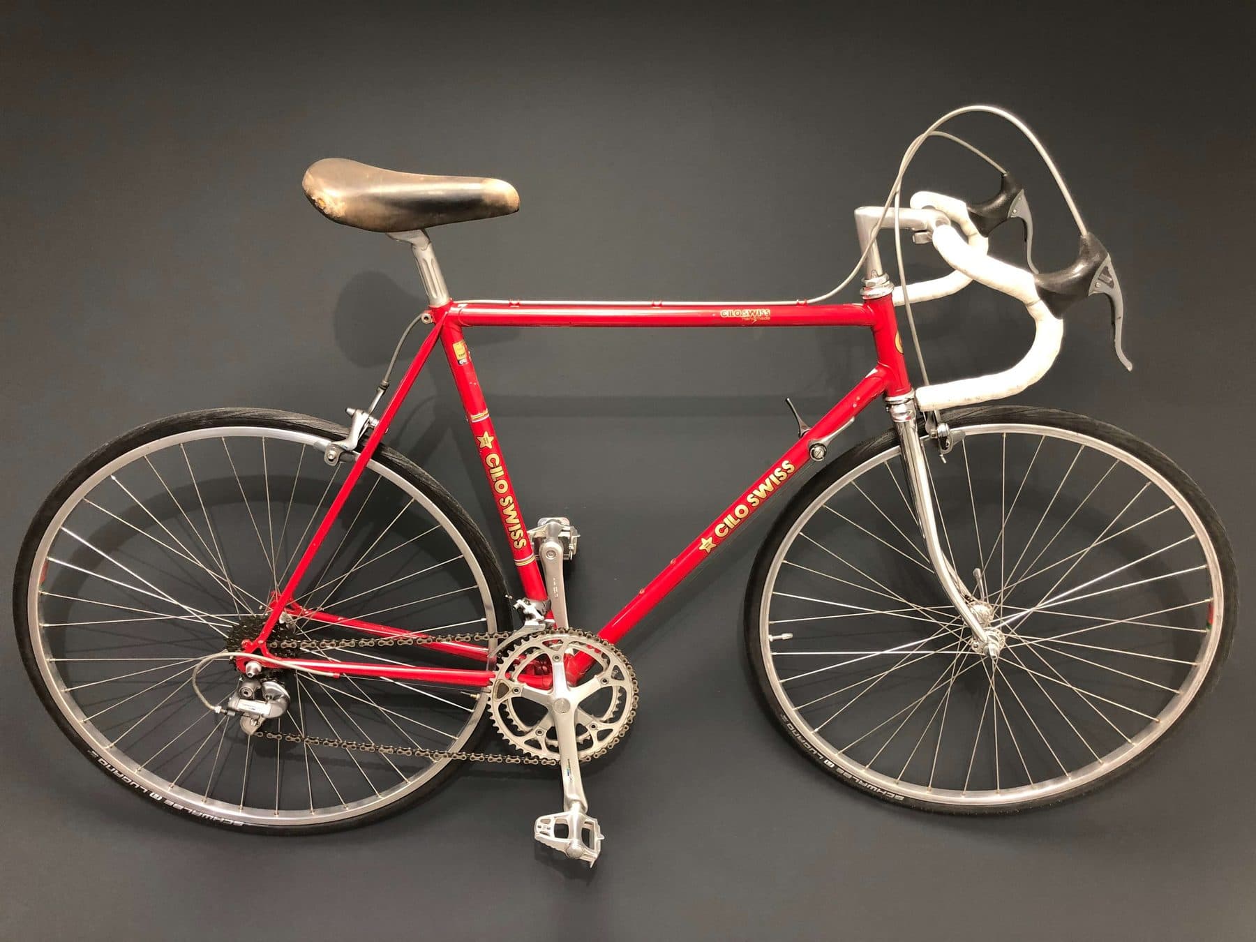 Rotes Rennrad mit Rennlenker vor weißem Hintergrund