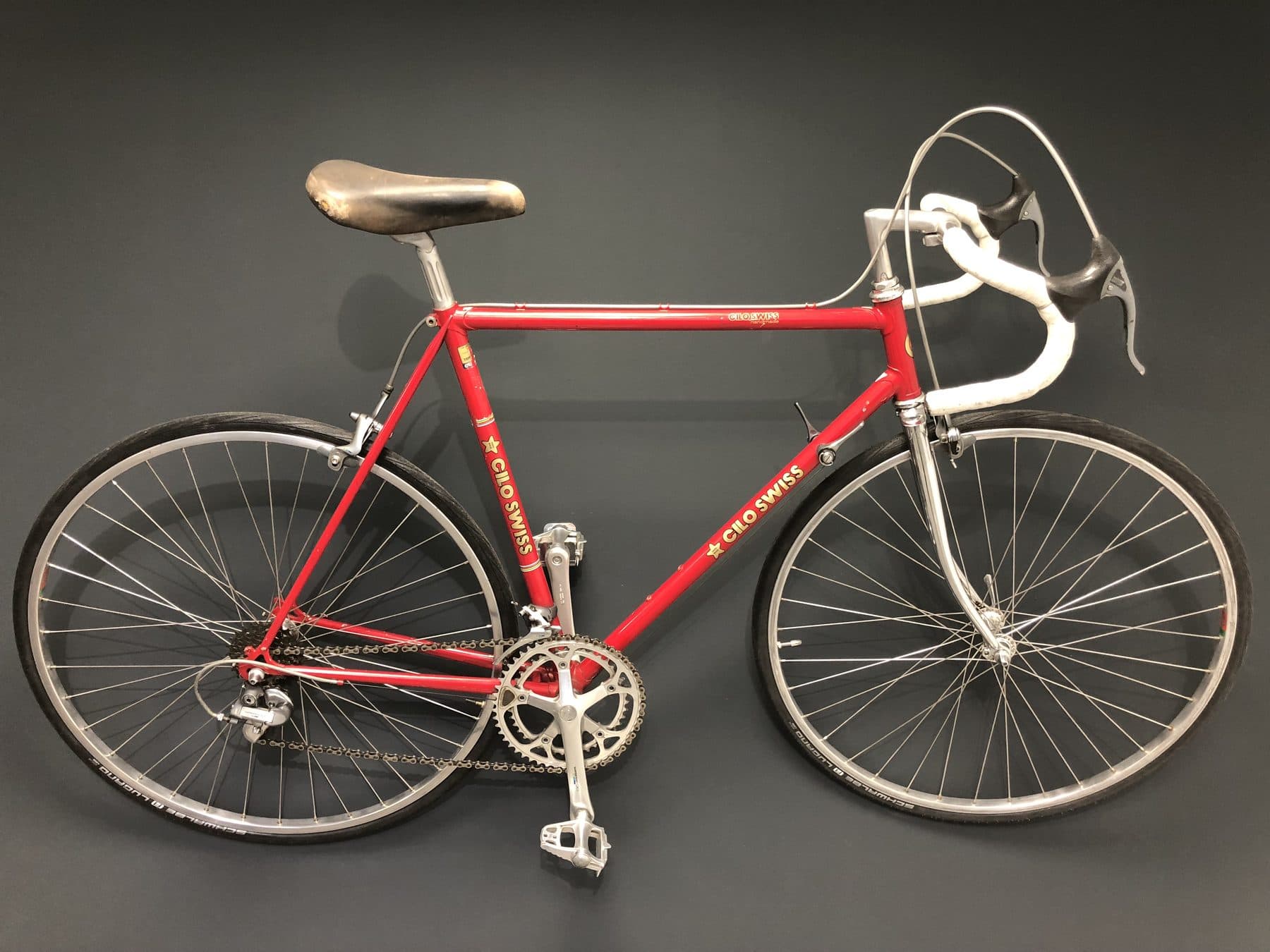 Rotes Stahl-Rennrad im Laden