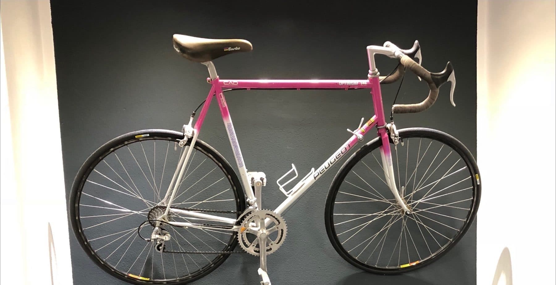 Rennrad-Klassiker von Peugeot in Pink und Weiß