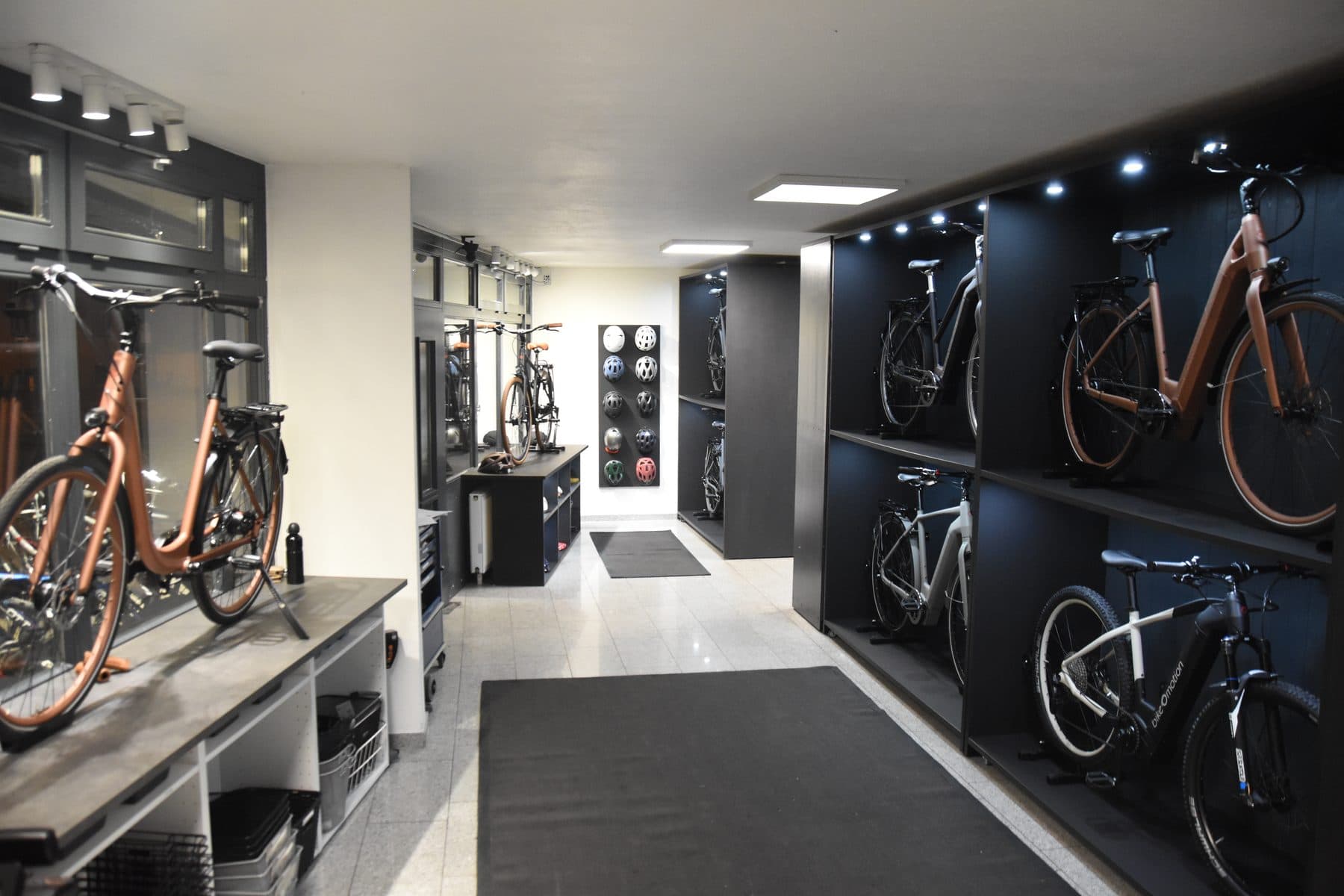 Räder in den dunklen Regalen des bikeOstore