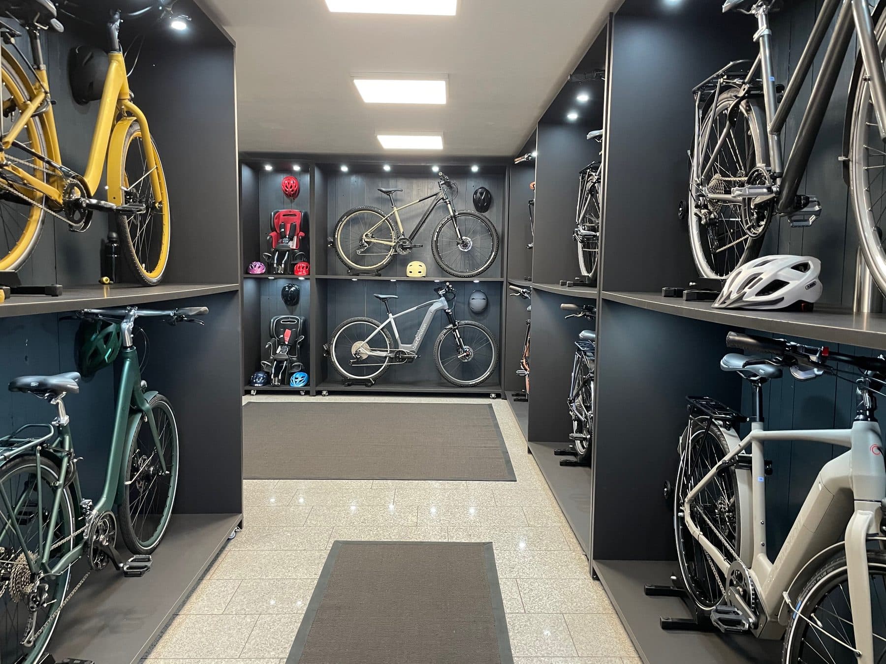 Dunkle Regalwand mit Rädern im bikeOstore