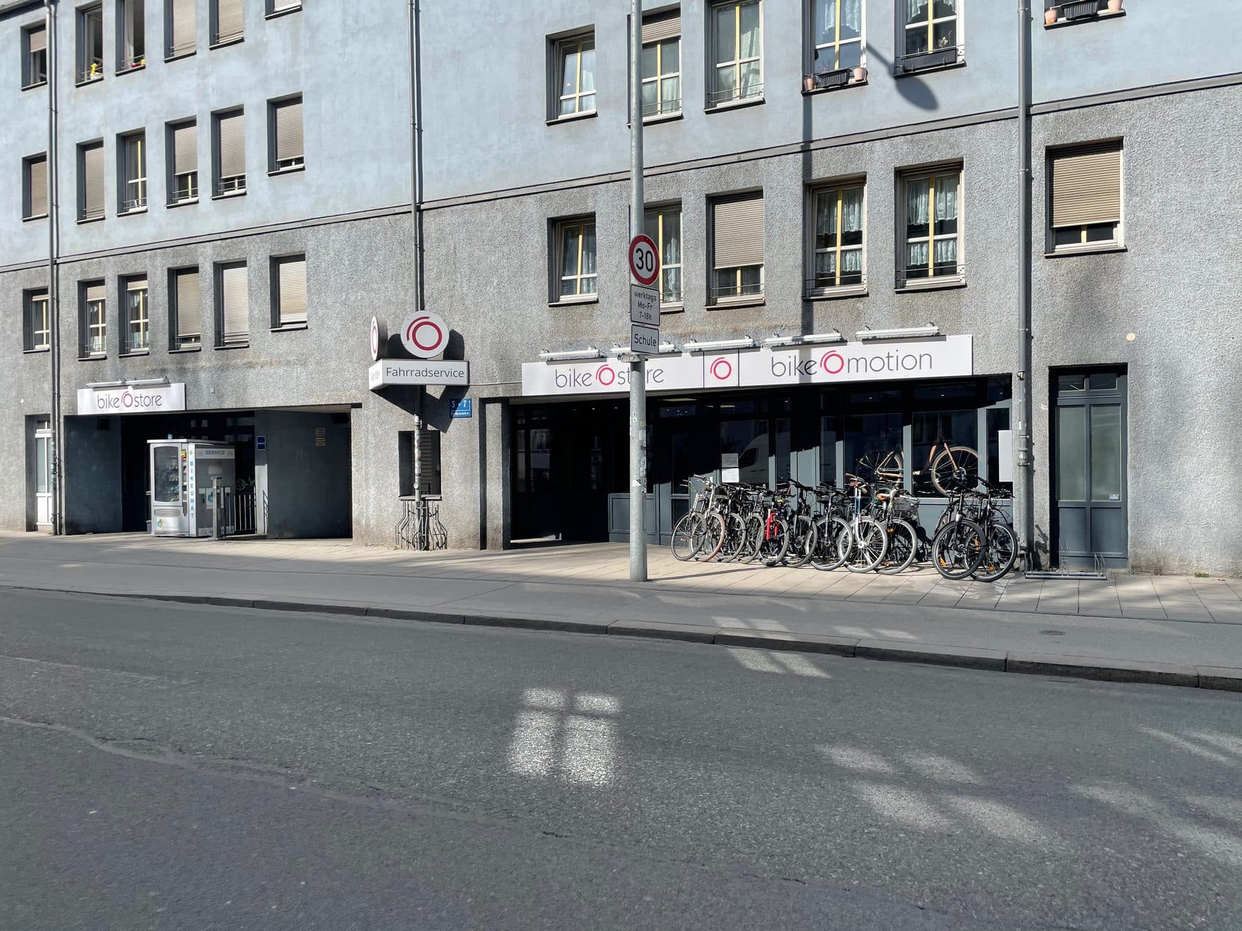 Straßenansicht mit abgestellten Rädern