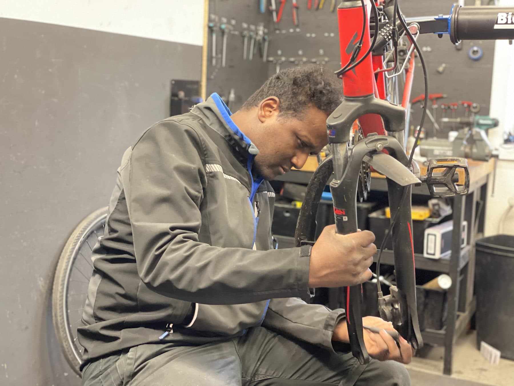 Mechaniker bei der Arbeit in der Werkstatt