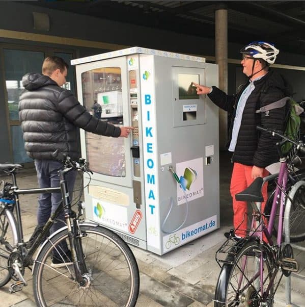 Zwei Radfahrer am bikeOmat